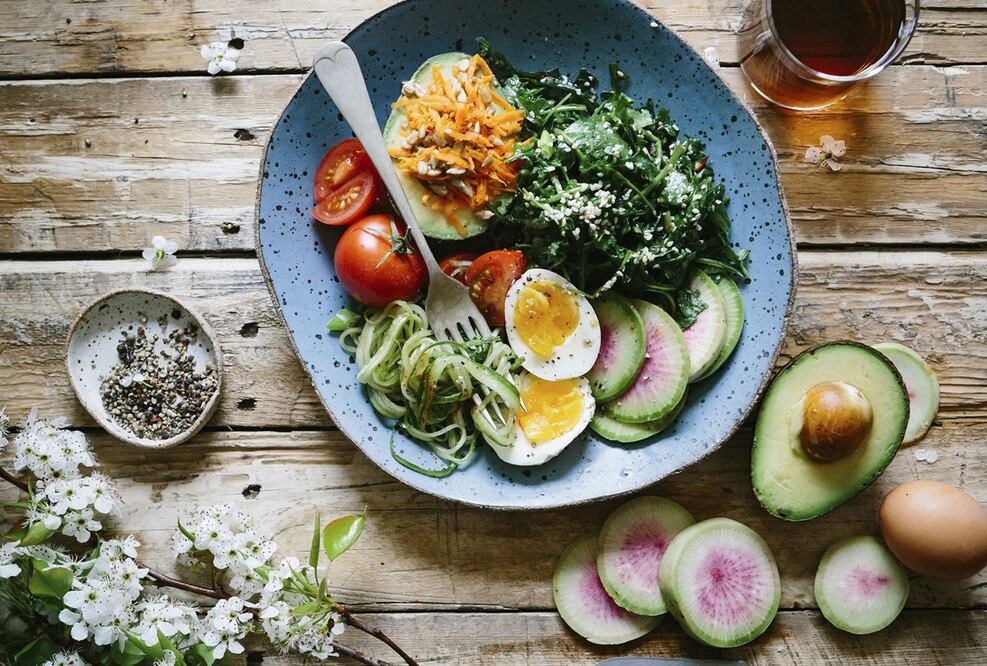 Puedes acompañar tu ensalada con un huevo cocido / Foto: Pixabay