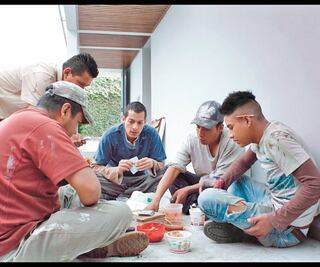 Albañiles mexicanos ponen en las salas “Manos a la obra”