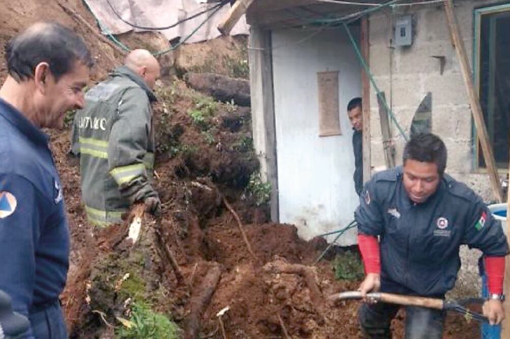 Los rescatistas removieron siete metros cúbicos de tierra y liberaron la casa de la familia donde dos chicas lograron salir sin lesiones (ESPECIAL)