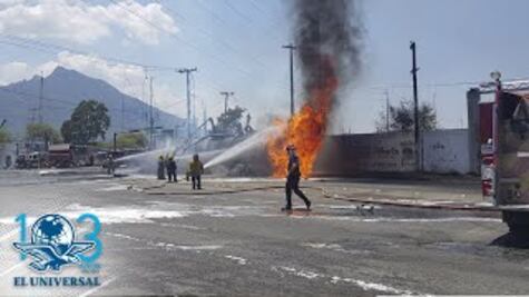 Se incendia pipa cargada con combustible tras choque en Nuevo León