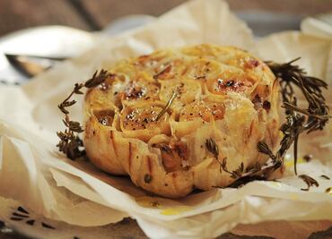 Haz ajo rostizado y úntalo en todo