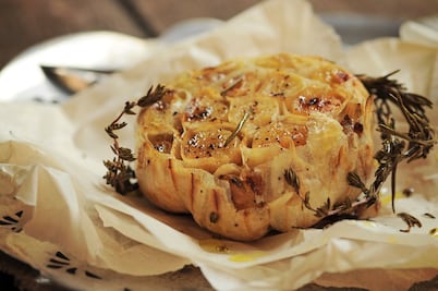 Haz ajo rostizado y úntalo en todo