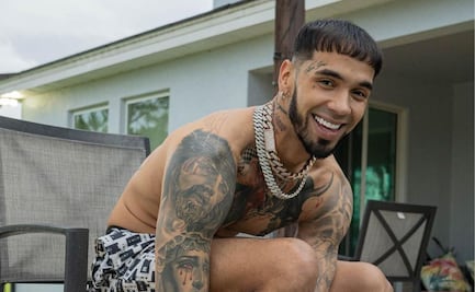 Anuel AA enseñó su tatuaje de Karol G y dejó un inesperado mensaje ante el público