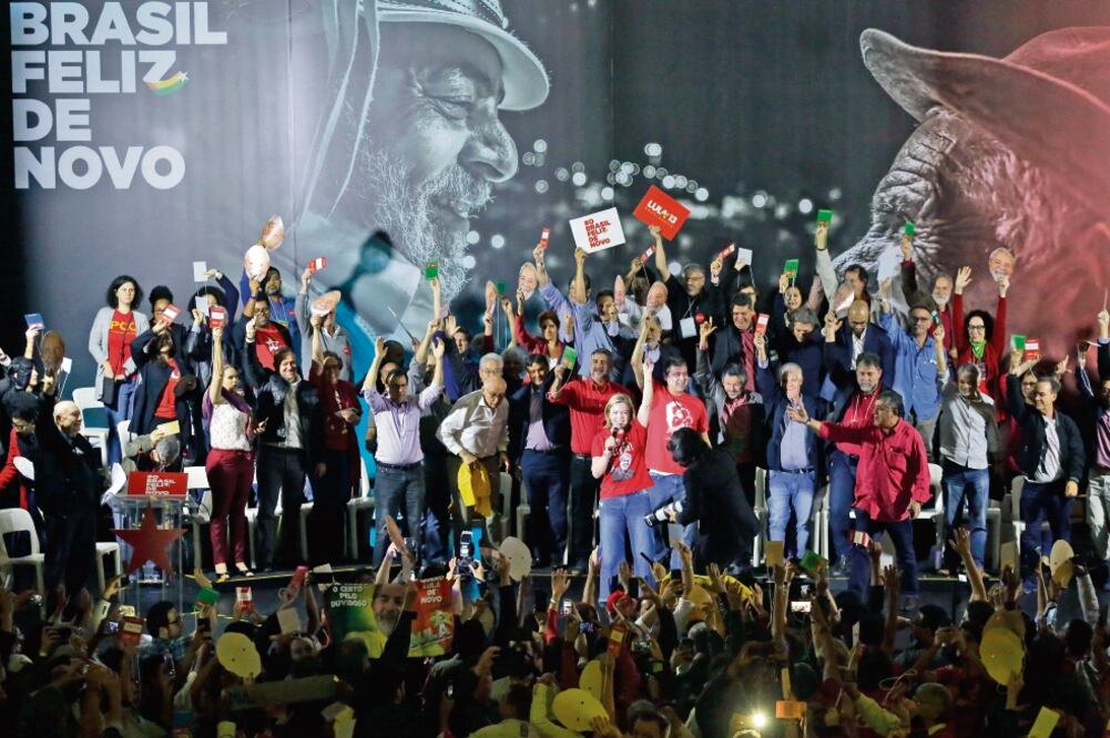 Festejan. Partidarios del ex presidente Luiz Inácio Lula da Silva celebran el anuncio de su candidatura presidencial. (NELSON ANTOINE. AP)