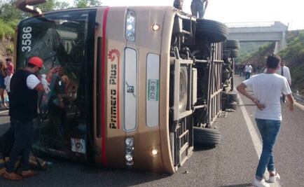 Vuelca autobús en autopista Siglo 21 en Michoacán