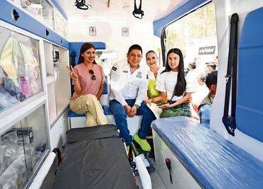Adquieren 30 ambulancias con dinero recuperado