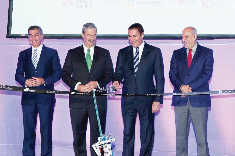 Rafael Moreno Valle, gobernador del estado, afirmó que se debe impulsar a los jóvenes porque son el futuro del país (ESPECIAL)