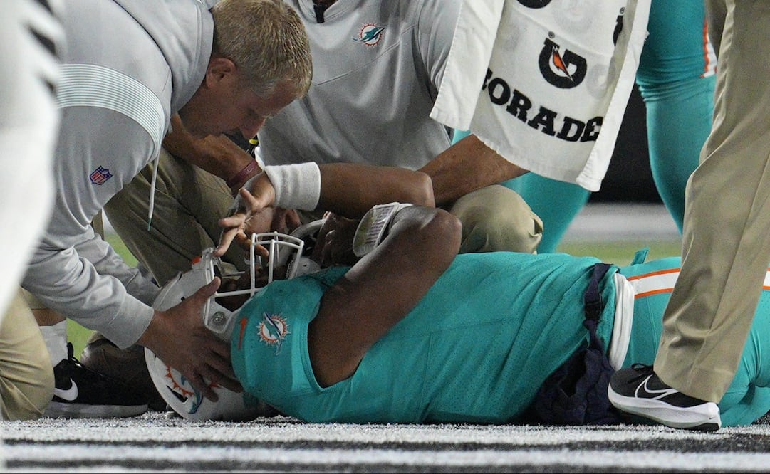 Tua Tagovailoa siendo atendido tas sufrir un golpe en la cabeza - FOTO: AFP