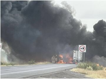 Incendio de tractocamión con combustible provoca cierre de Carretera Federal México 15; la vía ya fue reabierta