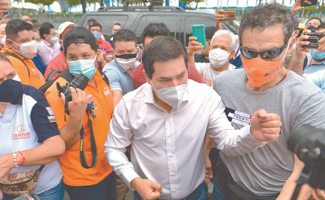El presidenciable Andrés Arauz, al llegar ayer a Guayaquil, Ecuador, donde sostuvo una conferencia. Foto: Marcos Pin Méndez. AFP