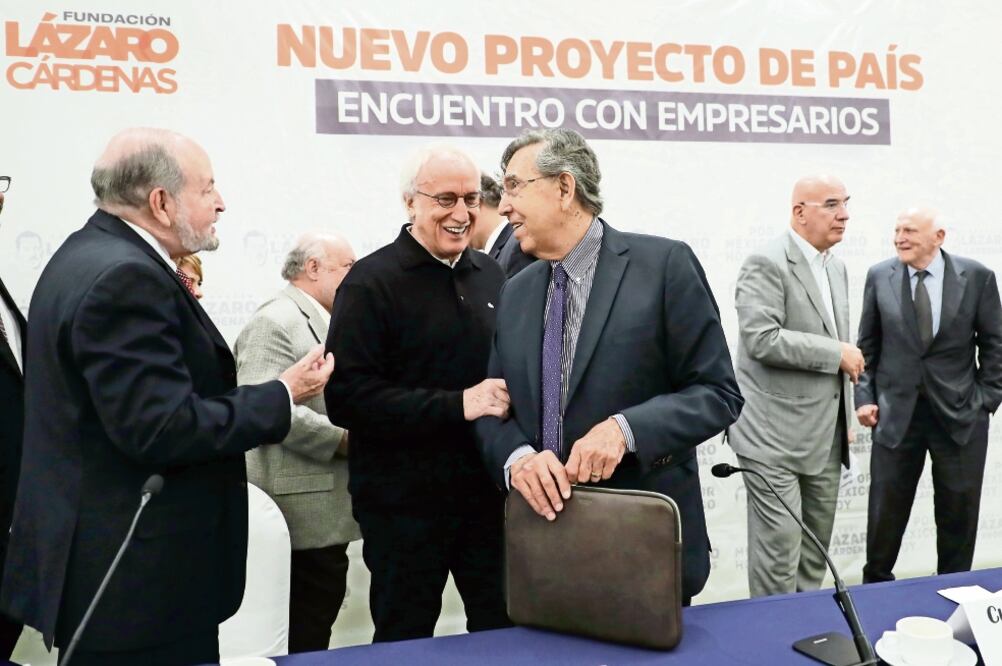 Cuauhtémoc Cárdenas (al centro) sostuvo que no se puede continuar con una economía que crece escasamente como en los últimos años. (LUCÍA GODINEZ. EL UNIVERSAL)