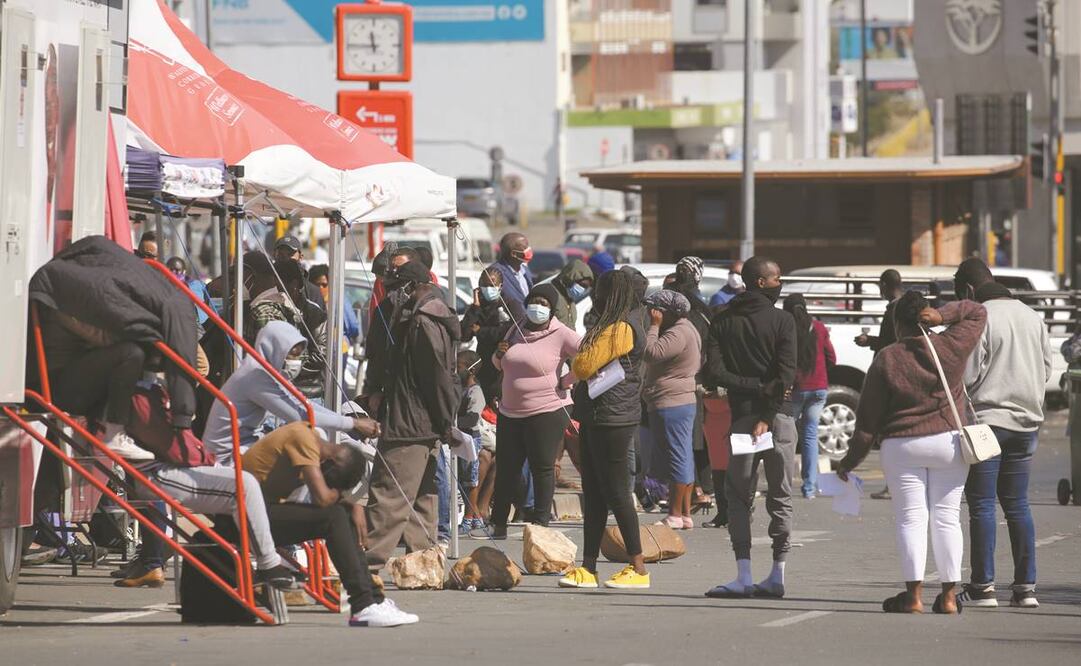 Personas en una fila para hacerse la prueba de Covid-19 en Windhoek, Namibia. África vive una tercera ola del coronavirus. Foto. Dirk Heinrich/AP 