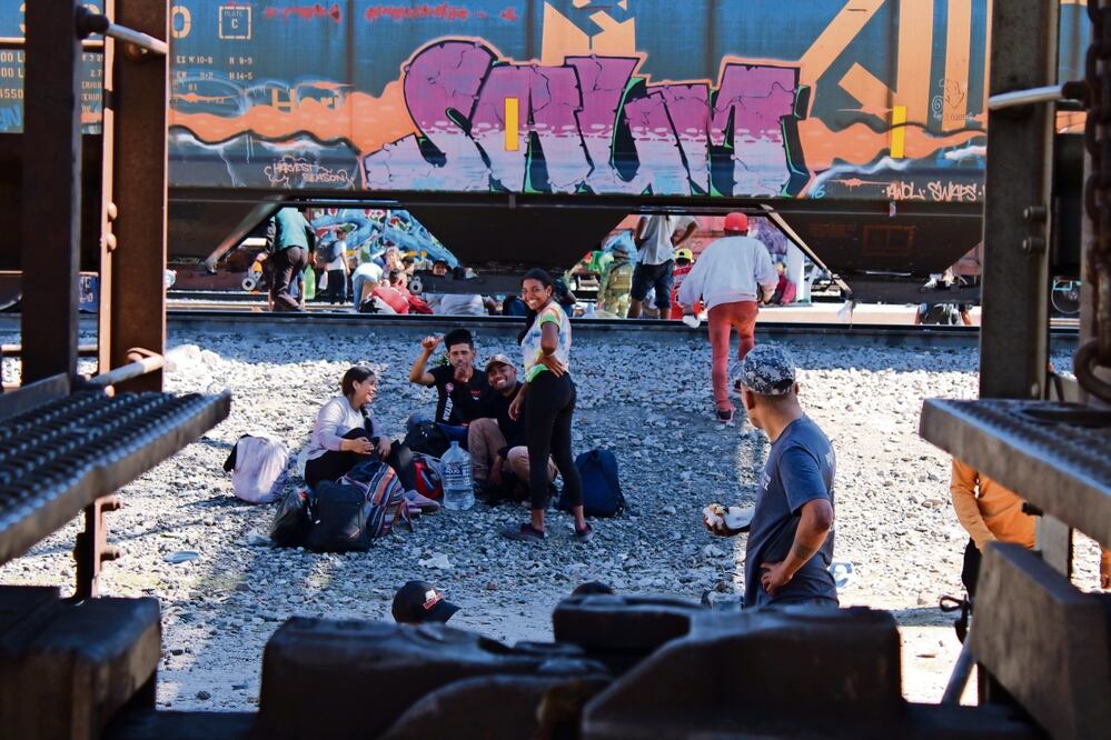 En los patios de Ferromex de Torreón, Coahuila, cientos de migrantes permanecen a la espera de que un tren salga hacia Ciudad Juárez, Chihuahua. Foto: Francisco Rodríguez / El Universal