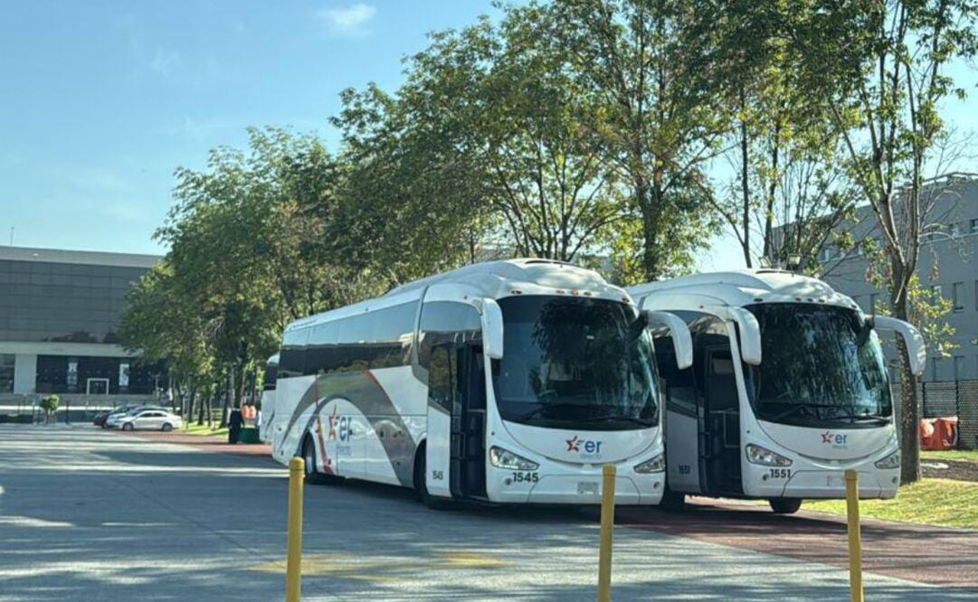 Llegan a San Lázaro autobuses para llevar a diputados a evento de Sheinbaum. Foto: Especial