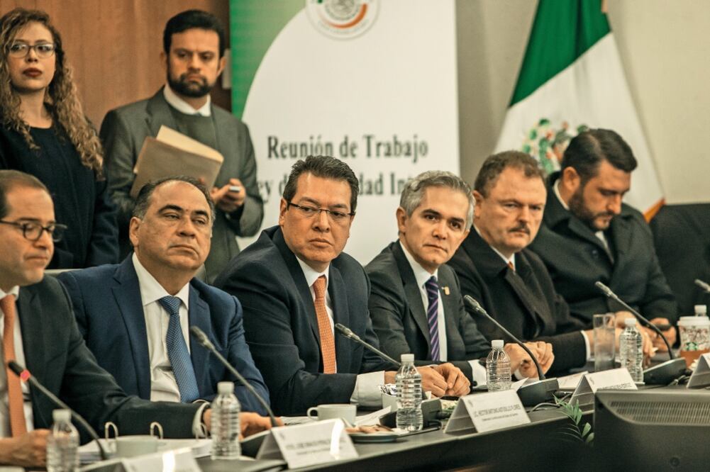 José Ignacio Peralta, gobernador de Colima; Héctor Astudillo, mandatario de Guerrero; Marco Antonio Mena, de Tlaxcala; Miguel Ángel Mancera, jefe de Gobierno de la CDMX, y el senador Ernesto Gándara, entre otros. Foto: CAMILA MATA. EL UNIVERSAL