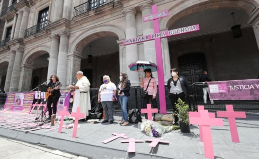 Mamá de Mariana Lima, víctima de feminicidio en 2010, coloca cruz en Plaza de los Mártires por ineficacia de autoridades
