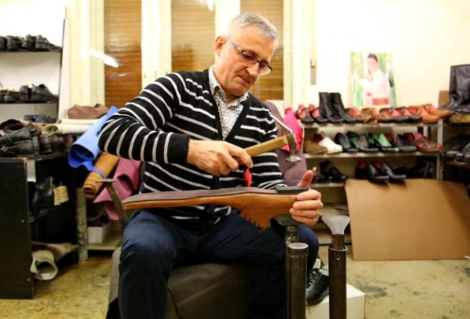 Lanzan zapatos XL para fomentar el distanciamiento social