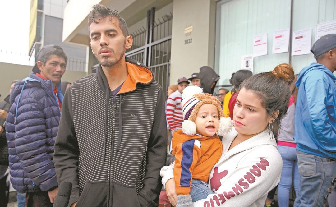 Una pareja de migrantes venezolanos, con su hijo, afuera de una oficina de la Comisión Especial de Refugiados, en Lima, Perú. Foto: ARCHIVO AP