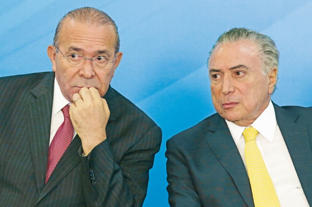 El presidente Michel Temer (der.) y su jefe de gabinete, Eliseu Padilha, dura nte una reunión con empresarios, ayer en el Palacio de Planalto, en Brasilia (ERALDO PERES. AP)