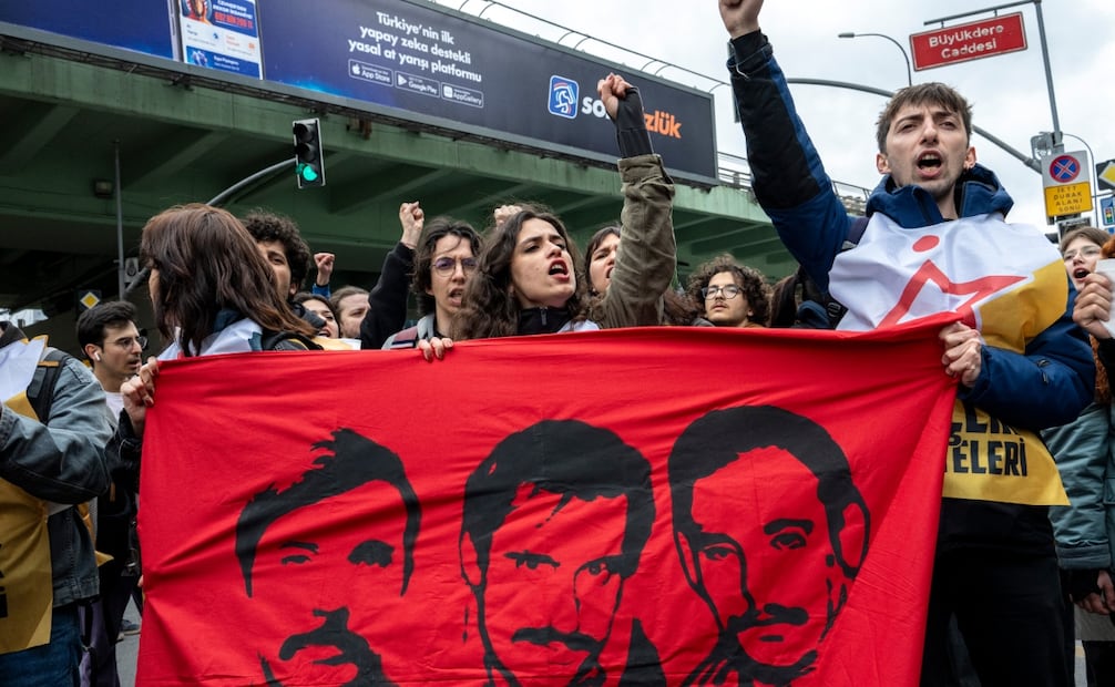Manifestantes sostienen una pancarta mientras intentan llegar a la Plaza Taksim para celebrar el Día Internacional de los Trabajadores en Estambul, Turquía, el 1 de mayo de 2025. Foto: EFE