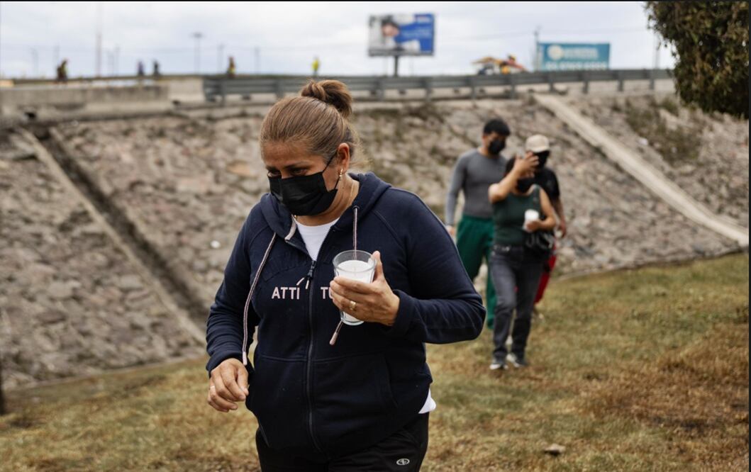 Personas llegan hasta el bajo Puente de la Concordia para dejar veladoras y orar por las víctimas de la explosión de una pipa de gas en la alcaldía Iztapalapa, el jueves 11 de septiembre de 2025. Foto: Hugo Salvador/EL UNIVERSAL