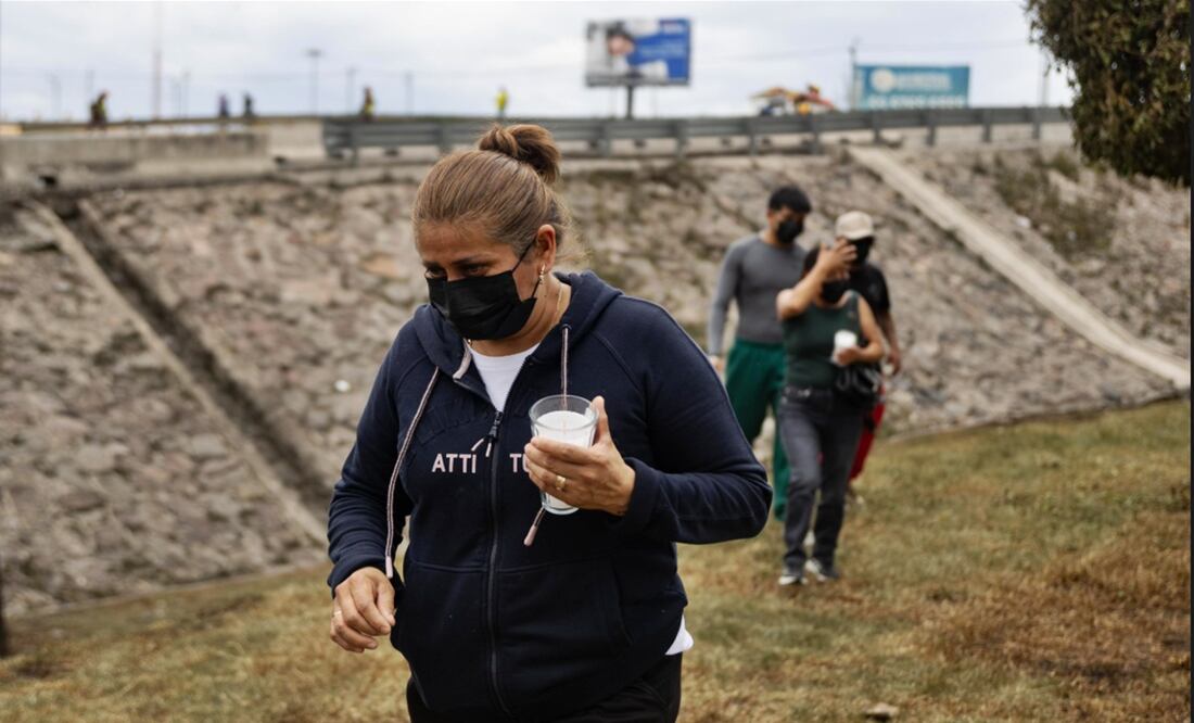 Personas llegan hasta el bajo Puente de la Concordia para dejar veladoras y orar por las víctimas de la explosión de una pipa de gas en la alcaldía Iztapalapa, el jueves 11 de septiembre de 2025. Foto: Hugo Salvador/EL UNIVERSAL
