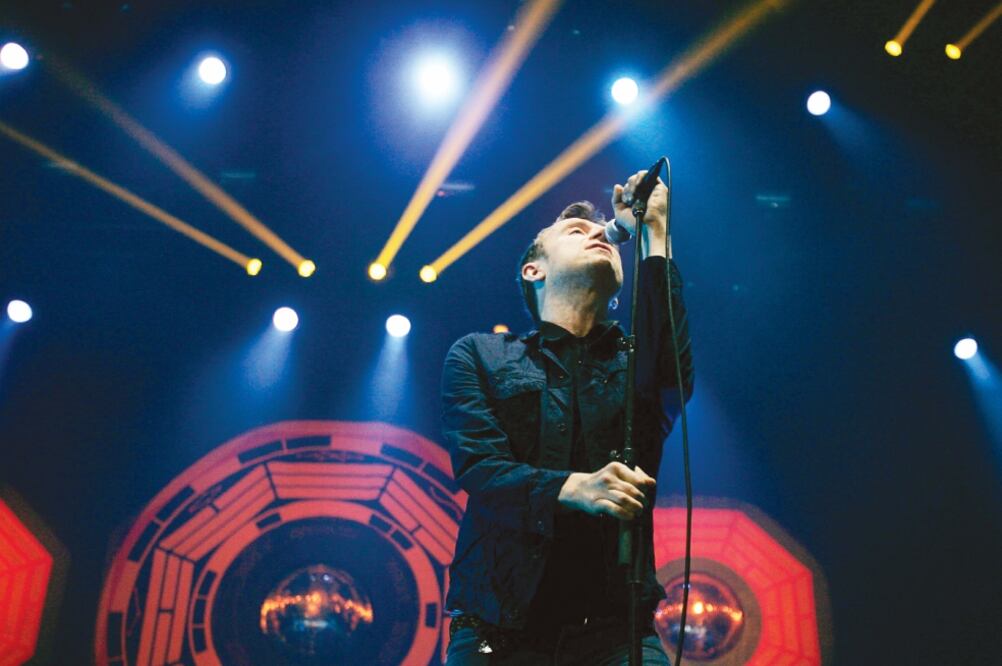 En un momento del show, Damon Albarn se arrojó al público (ALEJANDRO ACOSTA. EL UNIVERSAL)