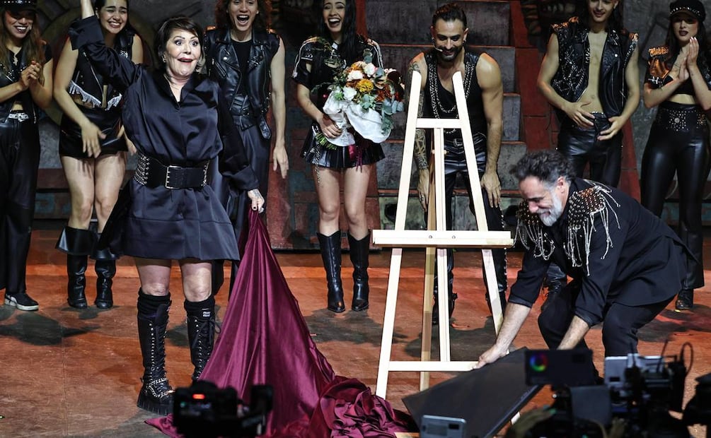 Alejandra Guzmán rompe la placa de "Malinche" en pleno festejo de aniversario.
Clasos/foto/Alfonso Manzano/