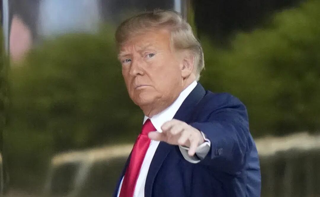 El expresidente de Estados Unidos, Donald Trump, llegando a la Torre Trump, en Nueva York, el lunes 3 de abril de 2023. Foto: AP