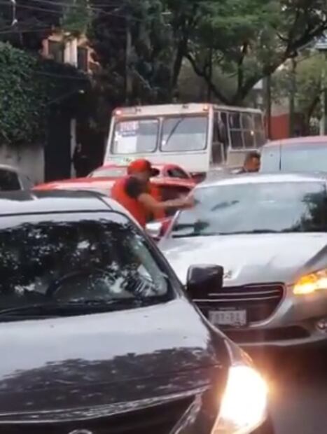 Taxista enloquece y rompe con tubo parabrisas de auto que presuntamente lo chocó en Acoxpa