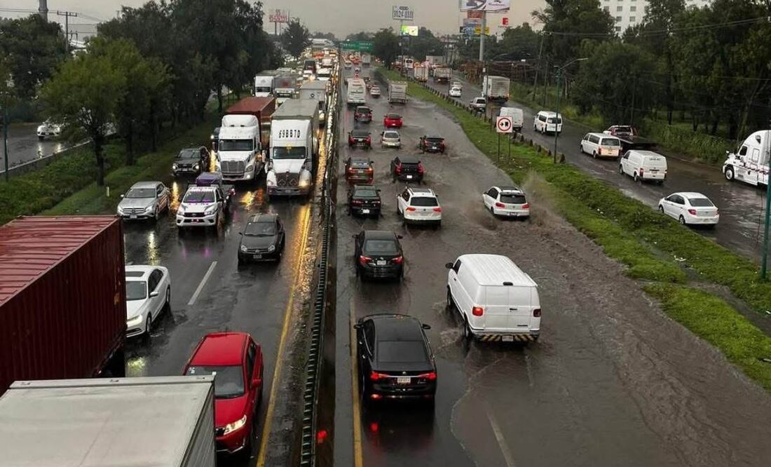 Lluvia provoca congestionamiento vial en la carretera México-Querétaro; hay encharcamientos en distintos puntos.
Foto: Especial.