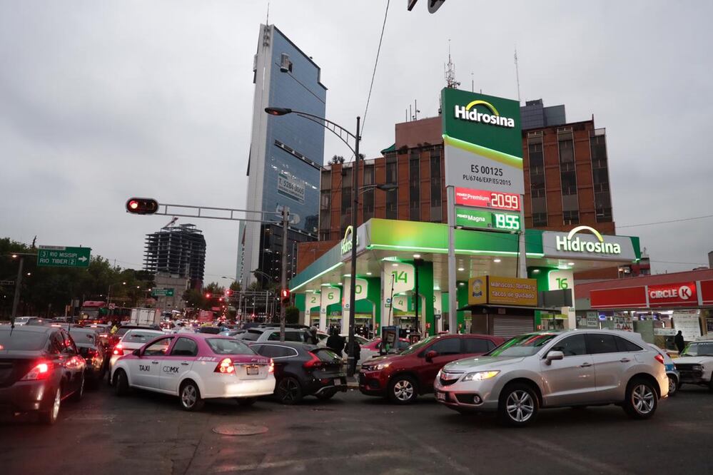 Por tercer día se observan largas filas en las gasolineras. Foto: Iván Stephens / EL UNIVERSAL