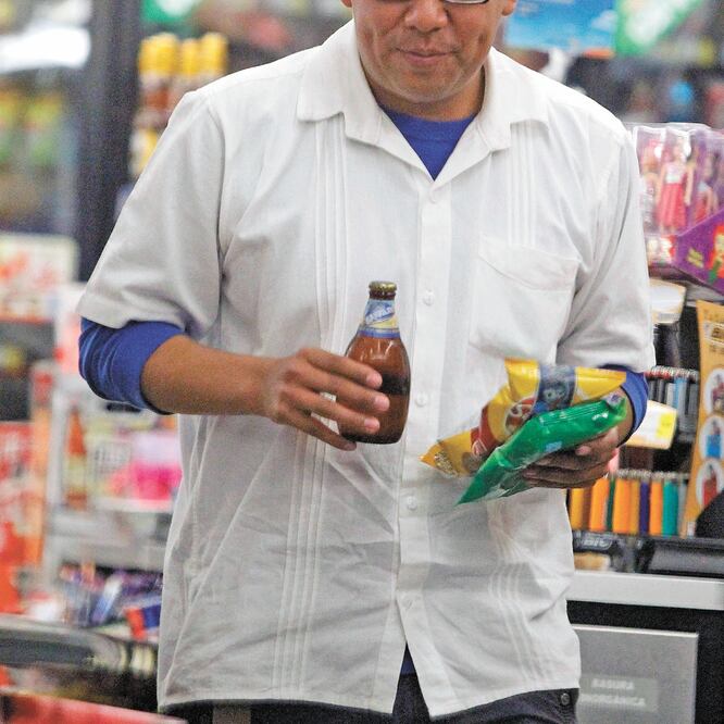 Al menos 20% de las compras en estas fechas incluyen cervezas y tequila; además, el whisky y las botanas empujan la comercialización en tiendas, asegura Nielsen. Foto/ARCHIVO EL UNIVERSAL