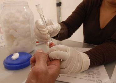 ¿Por qué la ciencia no ha encontrado una vacuna para el sida, pero sí para el coronavirus?