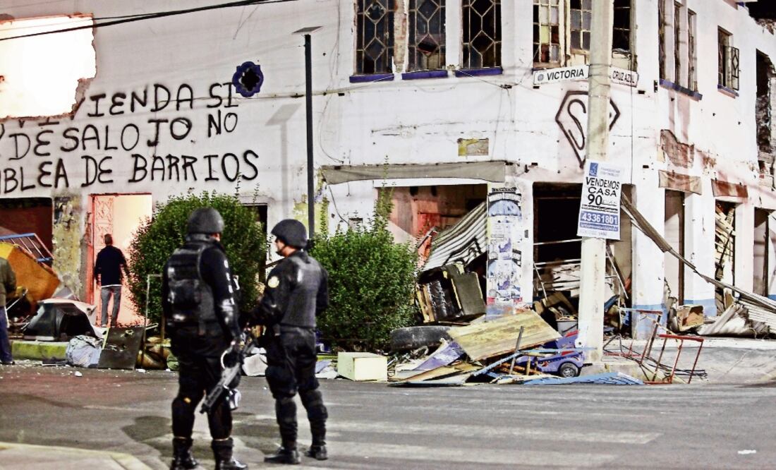 Funcionarios delegacionales se encargan de informar qué predios pueden invadir, según expediente de la procuraduría (ARCHIVO EL UNIVERSAL)