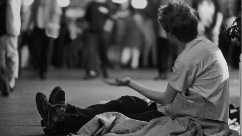 “Personas comiendo alimento para mascotas y calentando su comida con velas”: impacto de la inflación en Reino Unido