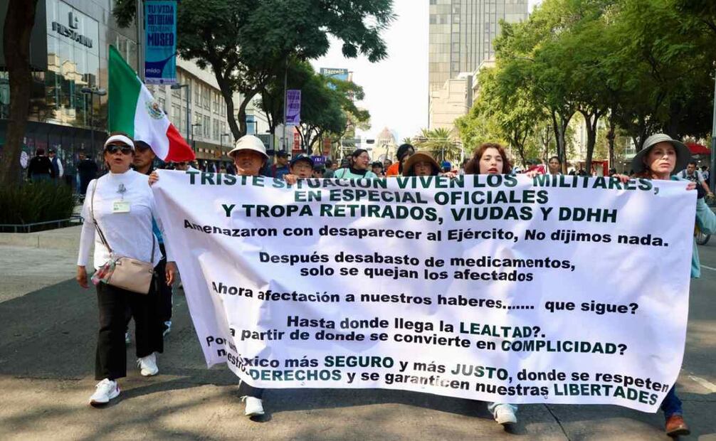 Militares en retiro marchan rumbo al Zócalo 30 de noviembre / Foto: Valente Rosas. EL UNIVERSAL