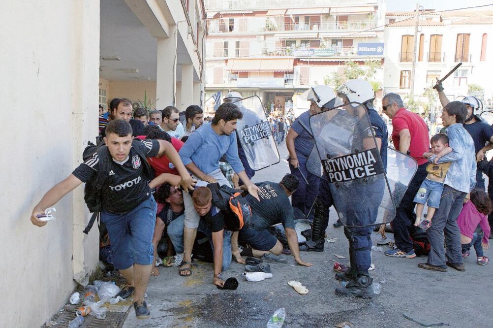 En la isla griega de Lesbos, unos 500 afganos se manifestaron contra largos procedimientos de identificación, lo que dejó varios heridos y dos detenidos (DIMITRIS MICHALAKIS. REUTERS)