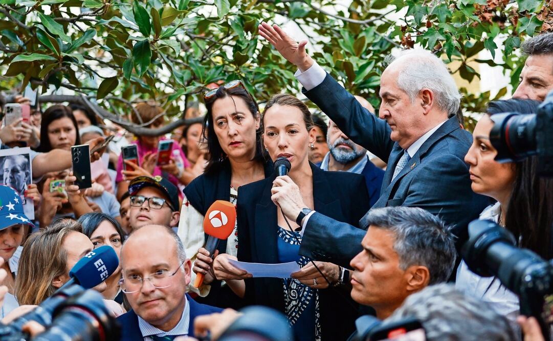 La hija de Edmundo González Urrutia, Carolina González (cen.), al leer un mensaje de su padre en Madrid. Foto: Rodrigo Jiménez / EL UNIVERSAL