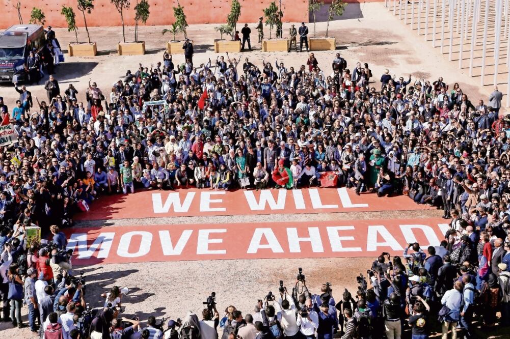 Activistas de Greenpeace, durante una protesta para exigir acciones contra el calentamiento global, en el último día de la cumbre COP22, en Marrakech, Marruecos (YOUSSEF BOUDLAL. REUTERS)