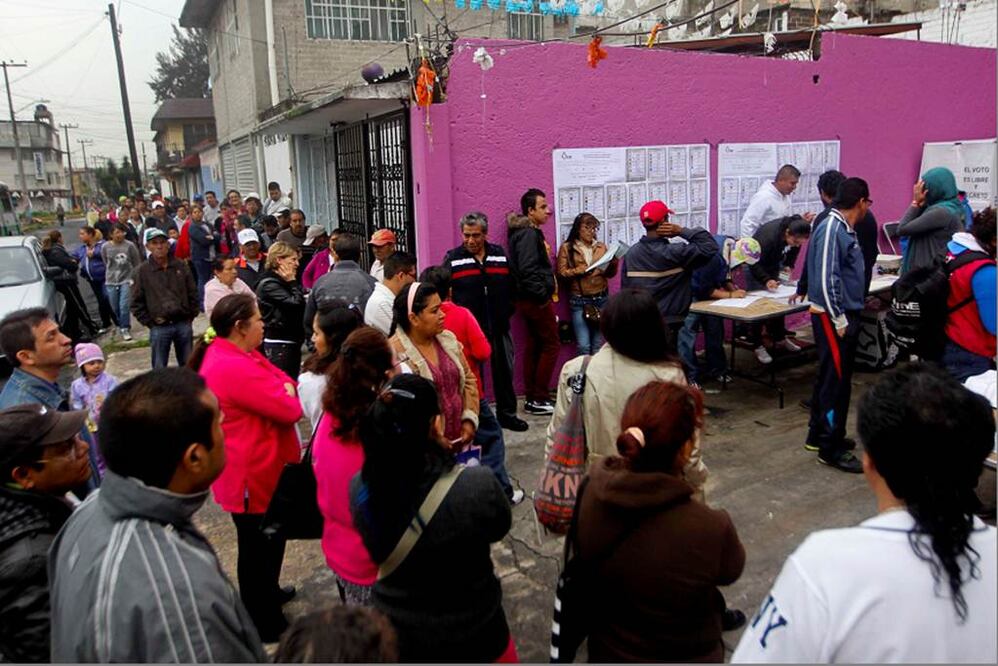 Votantes en la colonia Ejército de Oriente se desesperan luego que una casilla abrió tarde. Foto Fernando Ramírez
