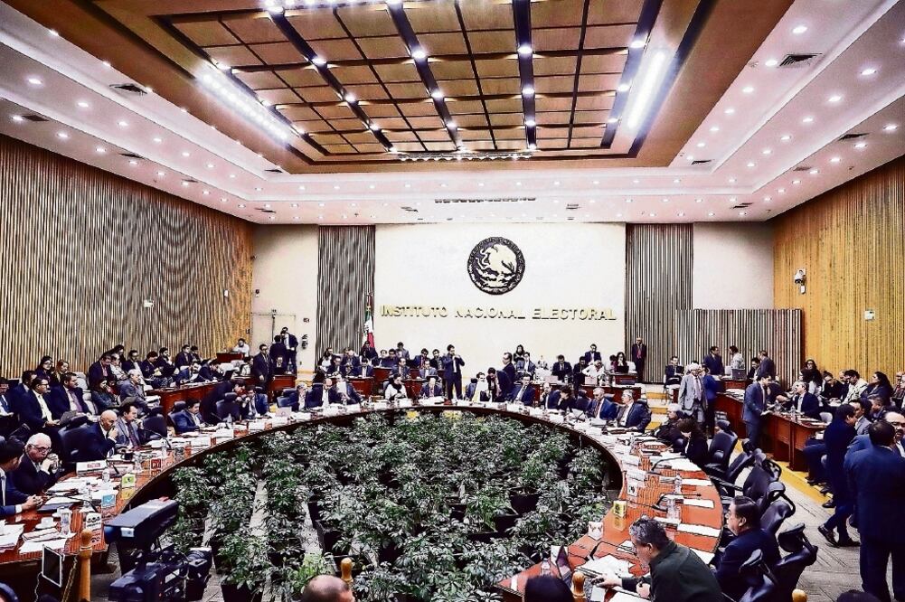 Consejeros electorales analizarán la conveniencia de crear un sistema de consulta para que los ciudadanos verifiquen si aparacen en las listas de apoyo a aspirantes independientes. (ARCHIVO EL UNIVERSAL)