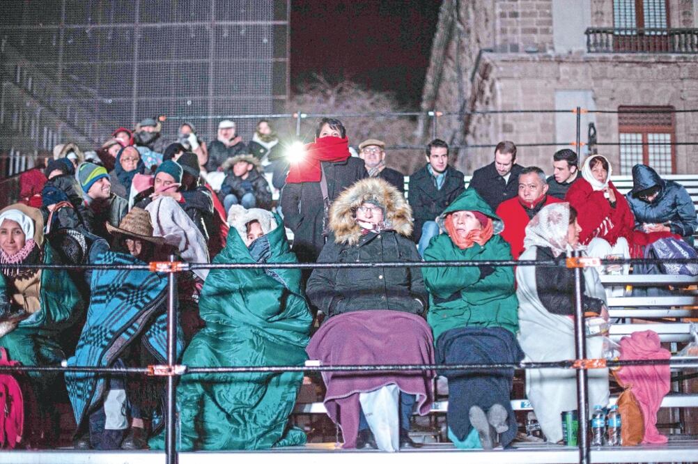 Desde las 02:00 horas la gente arribó a la explanada del Zócalo para ver al jefe del Estado Vaticano. Los mexicanos lo esperaron con mantas y chamarras gruesas (GERMÁN ESPINOSA. EL UNIVERSAL)