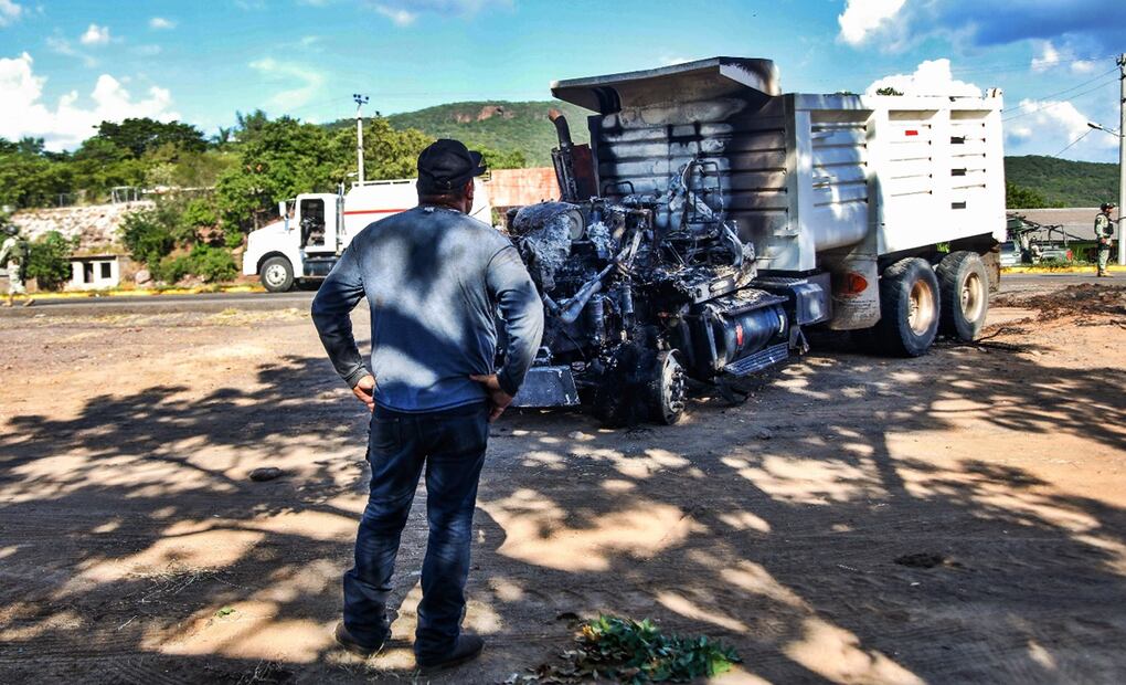 Un camión de basura del ayuntamiento de Culiacán fue despojado a sus conductores y colocado en la carretera Culiacán-Imala e incendiado para bloquear la circulación, además de los continuos reportes de disparos de arma de fuego en ese sector nor-oriente. Foto: Cuartoscuro.com