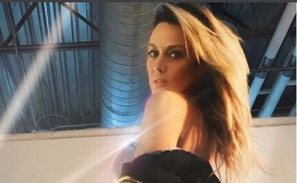 Fey luce topless en la cama 