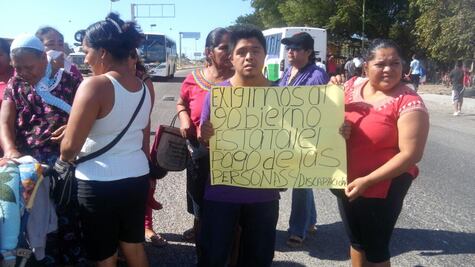 Discapacitados bloquean nuevamente carreteras en Oaxaca