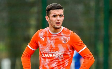 El futbolista del Blackpool, Jake Daniels revela su homosexualidad: "Soy gay, he estado escondiendo mi verdadero yo"