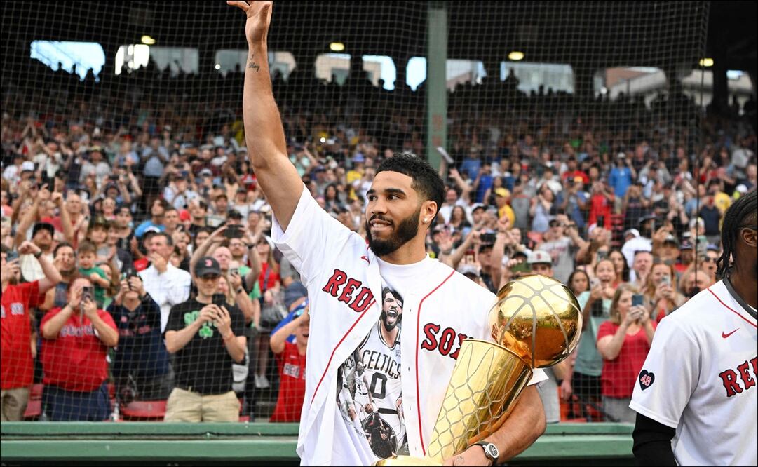 Jayson Tatum con el trofeo de campeón de la NBA en Fenway Park / Foto: AFP