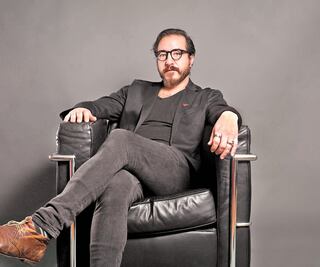 Andrés Almeida es un roquero que compone, canta y actúa