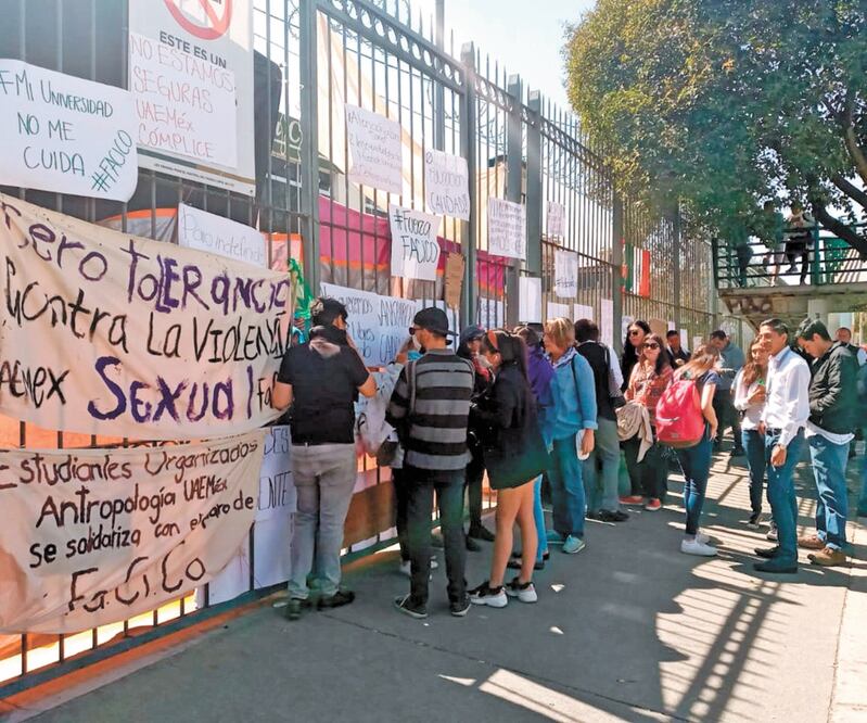 El paro en la UAEM ayer cumplió su cuarto día, luego de que la respuesta al pliego de peticiones “no fue la más adecuada”, informaron alumnos. ALMA RÍOS. EL UNIVERSAL